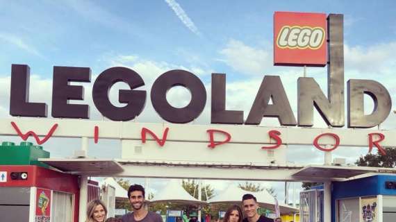 FOTO - Week-end da papà per Callejon e Arbeloa: eccoli con le famiglie al Legoland di Windsor 