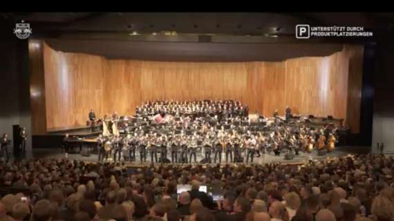 VIDEO - Champions-mania a Salisburgo: ovazione per la squadra sul palco con l'Orchestra Mozarteum