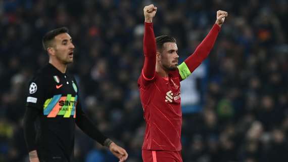L'Inter vince in dieci ad Anfield ma va fuori, tre legni per il Liverpool