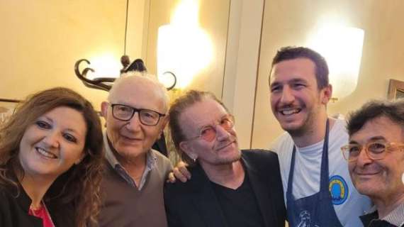 FOTO - Bono Vox festeggia il compleanno a Napoli: "Allergie? Solo alla Juve!"