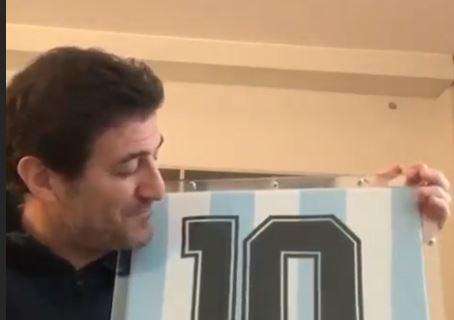 Maradona e la sua maglia all'asta: "Ho provato di nuovo l'emozione degli 80mila al San Paolo"