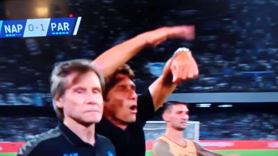 Conte e l'orologio in versione Mazzarri: l'immagine è virale sui social