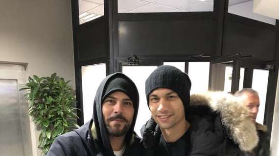 FOTO - L'ex azzurro Inler incontra Marco D'Amore: "Un fratello napoletano!"