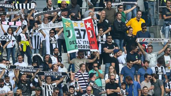 Juventus, i tifosi contro la Superlega: due striscioni all'esterno dello Stadium