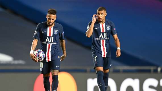 FOTO - Psg, riscaldamento speciale: in campo con la maglia per Maradona