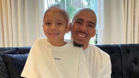 FOTO - Allan si rasa a zero per l'alopecia del figlio, la moglie: "Il padre più straordinario del mondo"
