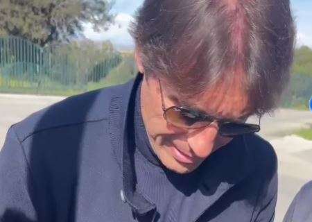 Conte non dice mai di no: foto e autografi con tutti i tifosi. Anche Di Lorenzo lo segue