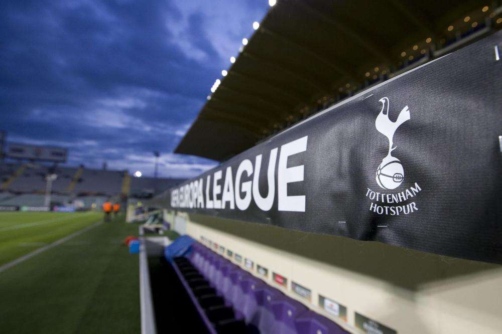 Assurdo a Londra: due tifosi del Tottenham lanciano bicchieri di urina ai fan avversari, daspo a vita!