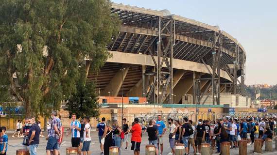 FOTO TN - Lunghe file ai varchi del Maradona: si controllano green pass e biglietti