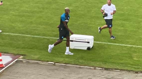 VIDEO - Delirio per Osimhen! Il nigeriano è arrivato a Dimaro e scende subito in campo