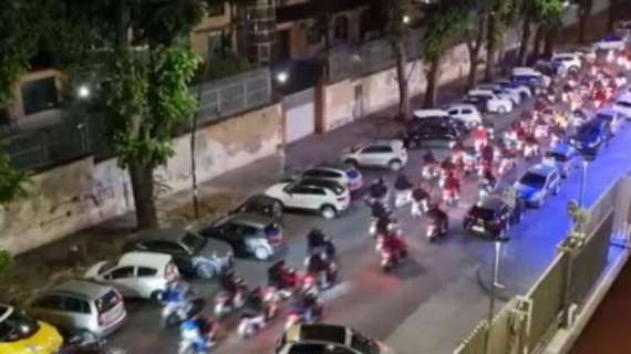 Un'orda di scooter a clacson spianati a Fuorigrotta: immagini virali sui social
