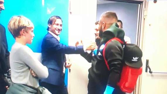 FOTO - Abbraccio tra Insigne e Totti negli spogliatoi, il napoletano accoglie anche il piccolo Christian