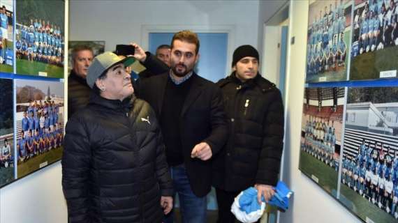 FOTO - Ieri Maradona a Castelvolturno: visita in sede e commozione davanti alle foto degli Scudetti