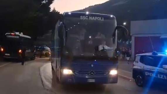 VIDEO TN - Il Napoli saluta Castel di Sangro: il pullman lascia il ritiro dopo l'amichevole