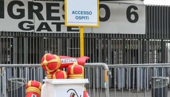 FOTO - Provocazione a Milano: "Jetta il cornetto portafortuna, non ti servirà..."