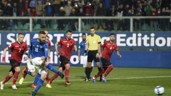 Italia sull'1-0, ma gara sospesa per una decina di minuti: lancio di fumogeni dei tifosi albanesi