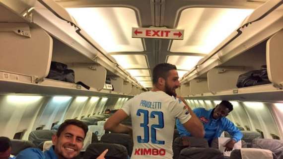 FOTO - Azzurri in volo col sorriso, Pavoletti indossa ancora la maglia di gioco: "...Commenti?"