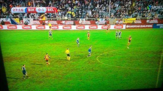 FOTO - Assurdo in Bosnia: Mertens gioca su un campo vergognoso, subito infortunato Fellaini