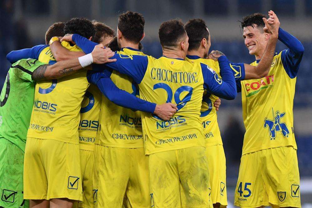FOTO - Svelate le divise delle due squadre negli spogliatoi: Napoli confermato in azzurro