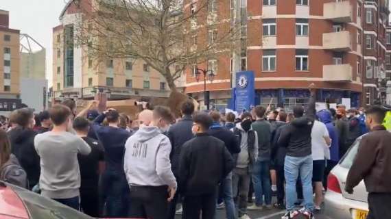 VIDEO - Chelsea, tifosi protestano contro Abramovich per la Superlega: "Hai rovinato il nostro club"