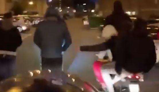 VIDEO - Vergogna a Torino: in 4 sul motorino senza casco fanno cori contro il Coronavirus