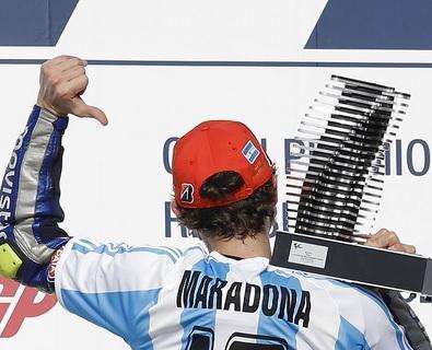 FOTO - Rossi esulta con la maglia di Maradona, Diego risponde: "Grazie mille Valentino!"