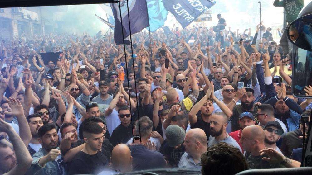 VIDEO - Accoglienza da brividi per gli azzurri: le fantastiche immagini riprese da Mertens dal pullman azzurro