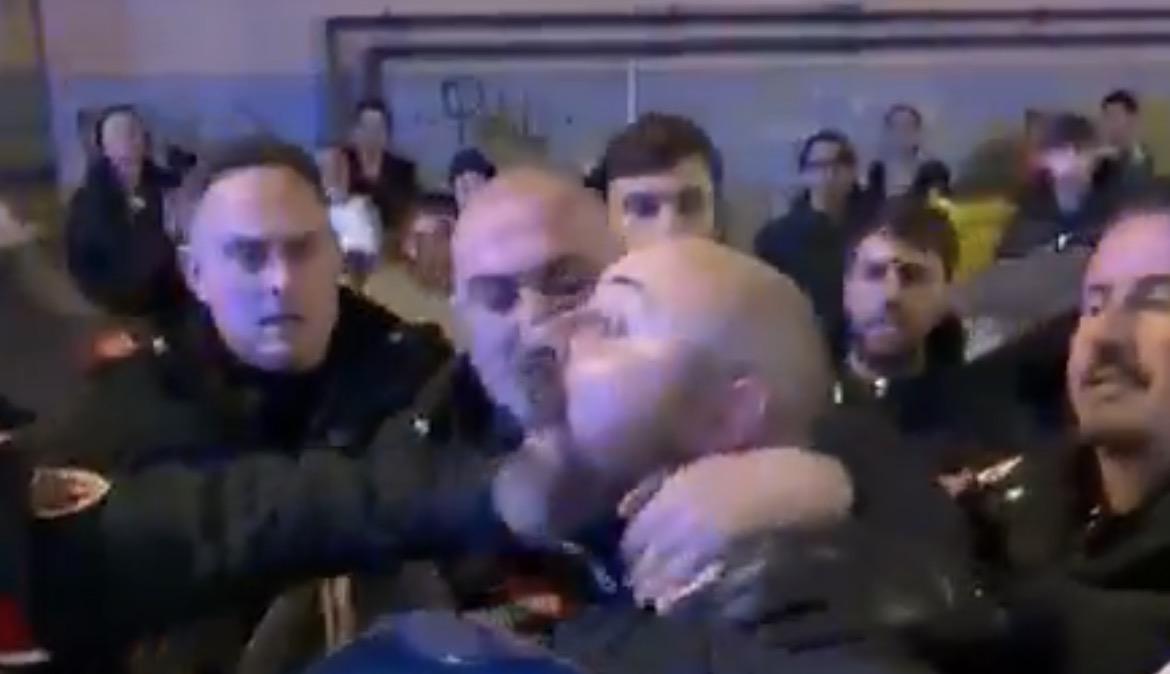 Follia al Vomero! Donna accoltellata in bus senza motivo: le immagini shock virali sui social