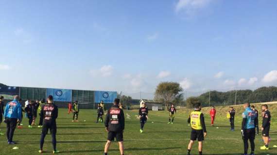 FOTO - Il Napoli torna in campo per la seduta pomeridiana: "Classico torello di inizio allenamento"