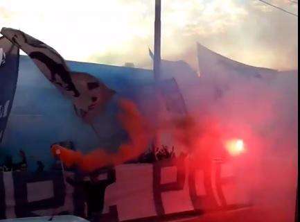 VIDEO - Gli ultras sostengono il Napoli in partenza: Chiriches li filma e pubblica le immagini sui social