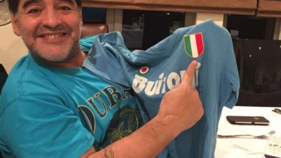 Sky - I calciatori azzurri chiamano Maradona dal ritiro di Torino: canzoni, risate, e una richiesta del Pibe