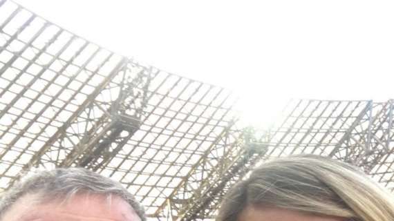 FOTO - Diletta Leotta a bordocampo, Starace pure: scatta il selfie per il magazziniere azzurro
