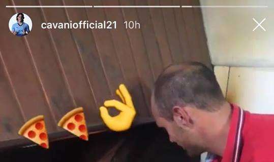 FOTO - Cavani, la storia Instagram che fa impazzire i napoletani: prova di pizza in Uruguay e scritta in italiano
