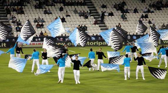 FOTOGALLERY - Bandiere azzurre e bianconere sul campo dell'Ad-Sadd Stadium