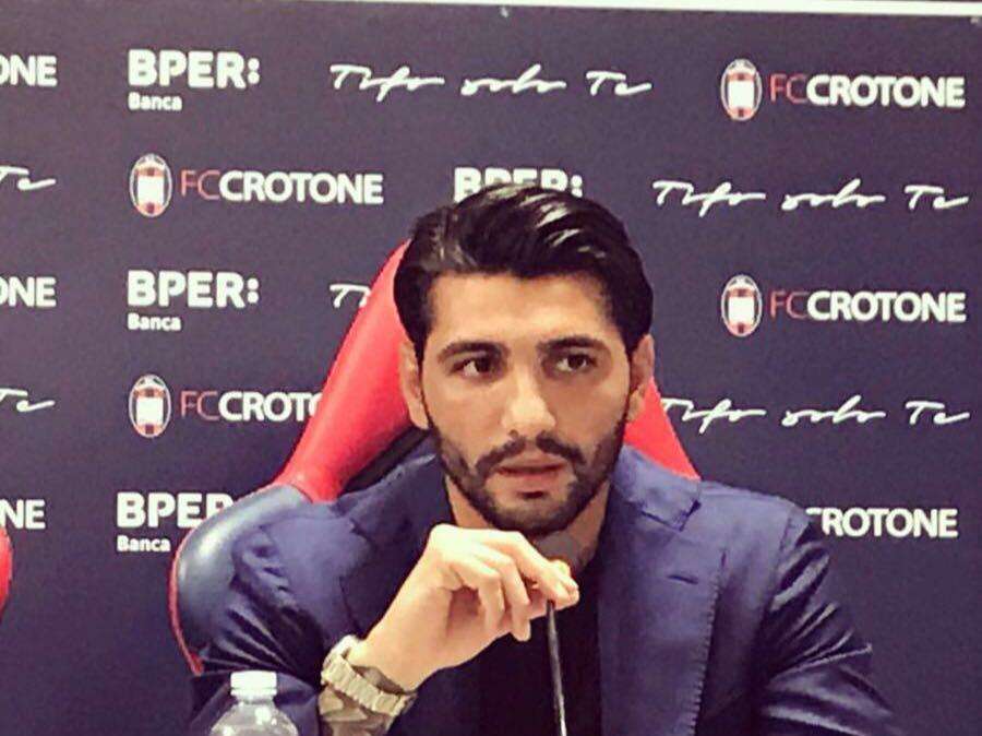 Crotone, le accuse del Dg Vrenna: "Scandaloso non fischiare rigore su Mertens, ma come funziona il Var?!"