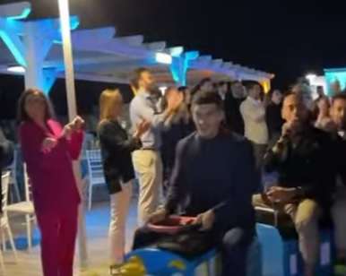 VIDEO - "Il trenino Scudetto", gli azzurri e Spalletti scatenati a cena a Bacoli