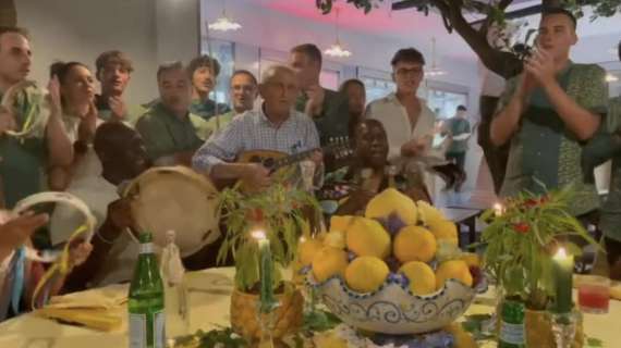 VIDEO - Michael Jordan e Magic Johnson a Capri cantano insieme “Volare”