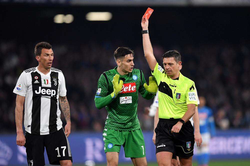 Il dato paradossale: Napoli primo per cartellini rossi ma ultimo per falli commessi