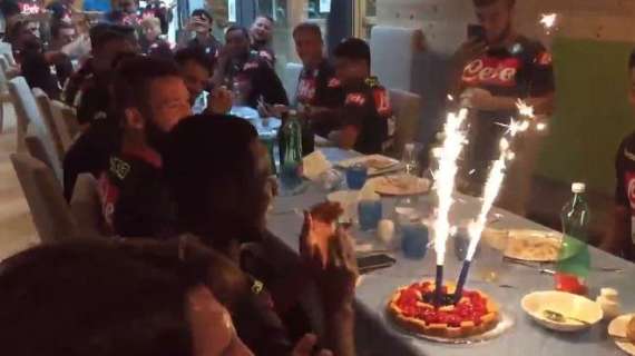 VIDEO - Festa di compleanno per Diawara, ecco l'arrivo della torta durante la tavolata azzurra