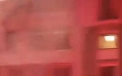 VIDEO - Notte di fuoco per il Milan: botti, fumogeni e cori per disturbare i rossoneri