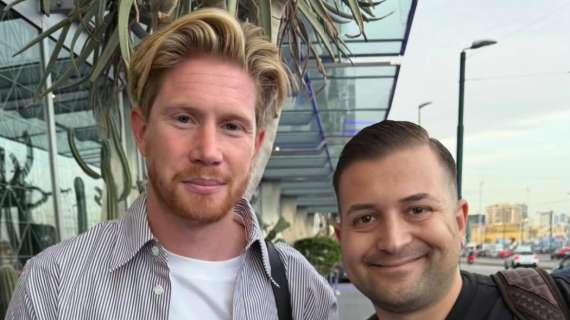 De Bruyne è a Napoli: i primi scatti con i tifosi a Via Marina