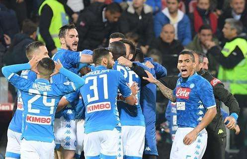 FOTO - Insigne 'imita' Mourinho: mani alle orecchie verso i tifosi del Cagliari dopo il gol di Milik