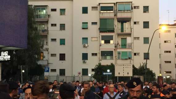 VIDEO - Arrivato il pullman del Liverpool al San Paolo, reds accolti da una bordata di fischi