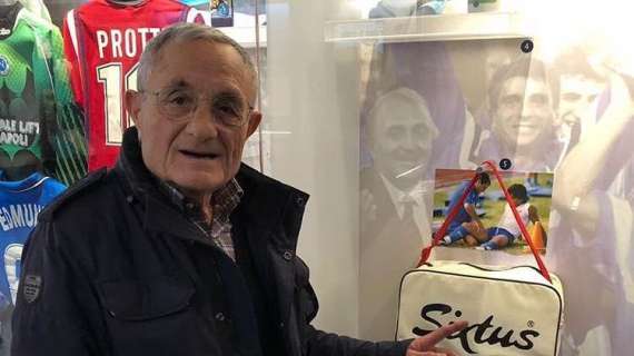 FOTO - Carmando al Museo del Napoli: indica la foto mentre curava Maradona