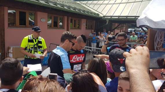 FOTO TN - Marek e Albiol incontrano i tifosi: fila lunghissima per l'autografo del capitano azzurro