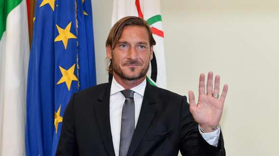 CdM - Totti a Castel Volturno: ha assistito all'allenamento, poi chiacchierata con Gattuso