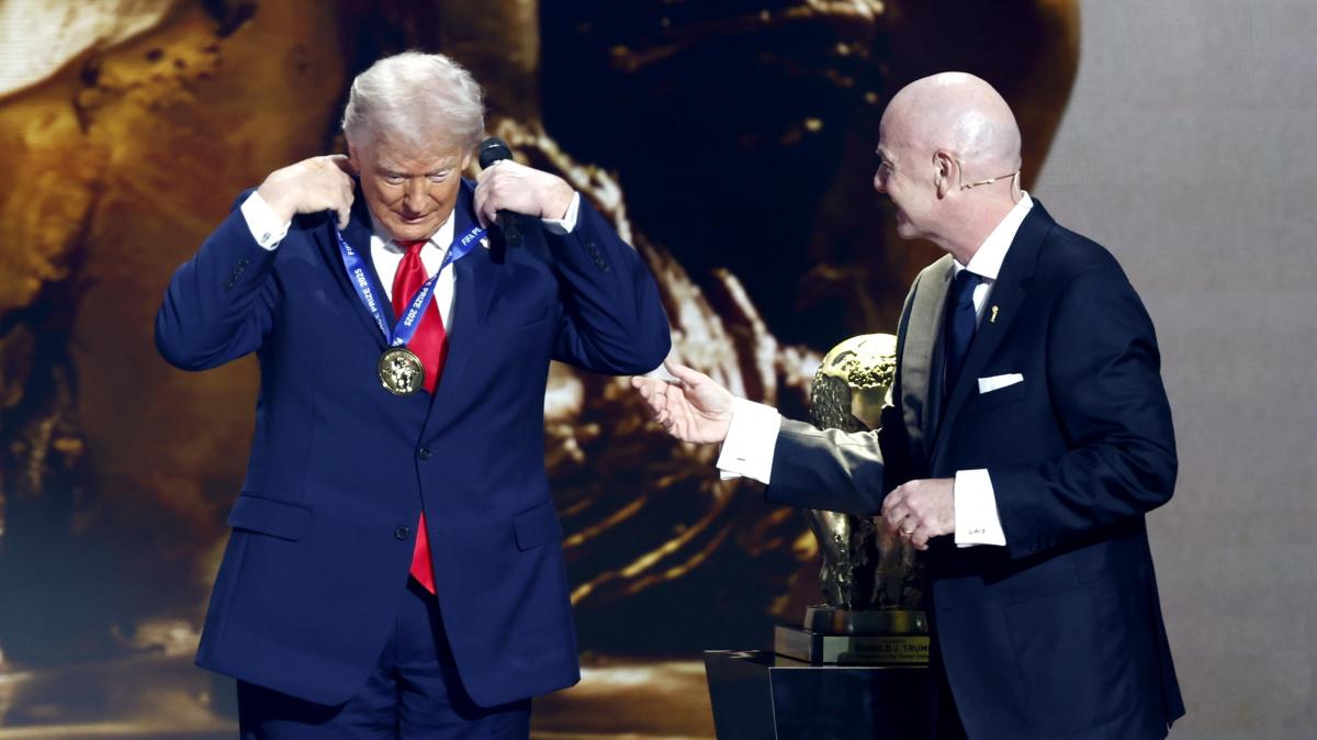 Trump accoglie Infantino a Davos e lo saluta: "Sei il re del calcio"