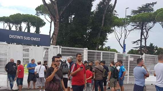 FOTO - I tifosi del Napoli arrivano all'Olimpico: code all'esterno dello Stadio