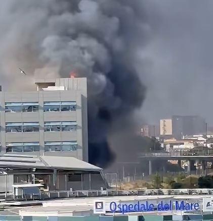 Paura a Napoli: incendio all'Ospedale del Mare