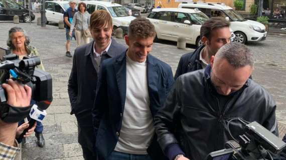 Di Lorenzo ha firmato: ha lasciato l'Hotel Vesuvio con un "Forza Napoli" e si attende l'ufficialità